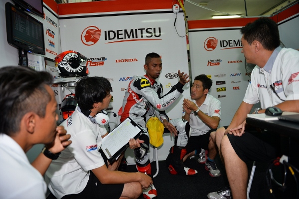 Azlan Shah membincangkan taktikal pasukan bersama jurutera Honda Asia di GP Malaysia tahun lepas.