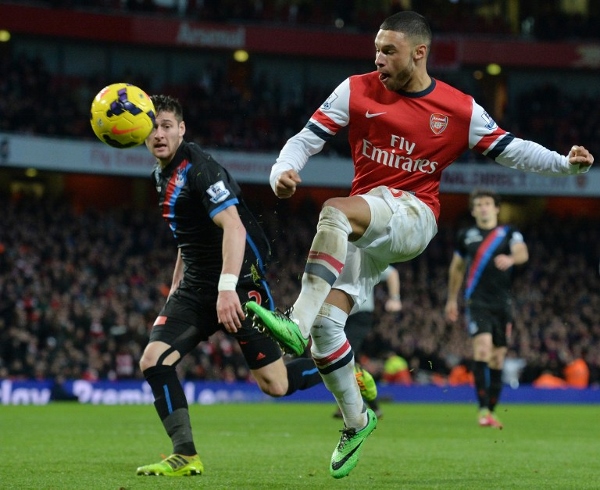 Oxlade-Chamberlain (right) lifts the ball over Palace keeper Speroni to give Arsenal the lead. The winger scored another to give the Gunners a 2-0 win. AFPpic