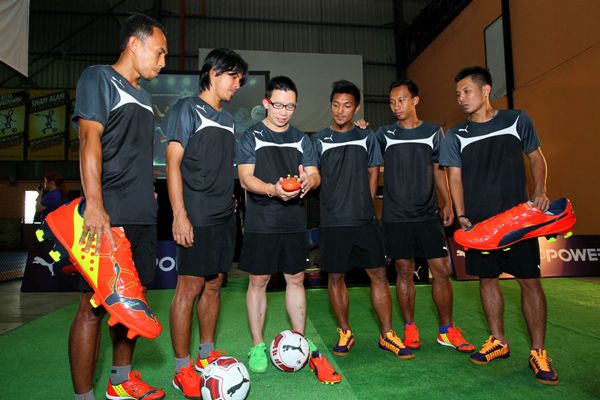 PUMA Malaysia country manager, Melvin Siew, introduces the new PUMA evoPOWER boot to the PUMA-sponsored FELDA United Football Club players.   