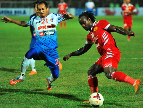 HAMSTRUNG: Doe (right) in action against today's opponents PKNS in a league match last month.