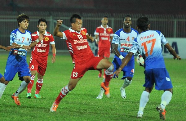Aksi perlawanan Piala FA antara Kelantan (merah) dan PKNS.