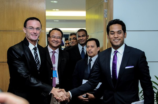 Robert Ballard (left) shaking hands with Sports Minister Khairy Jamaluddin during the press confrence.