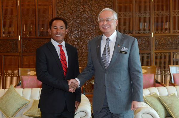 Thongchai Jaidee (left) with Prime Minister Datuk Seri Najib Tun Razak this morning.