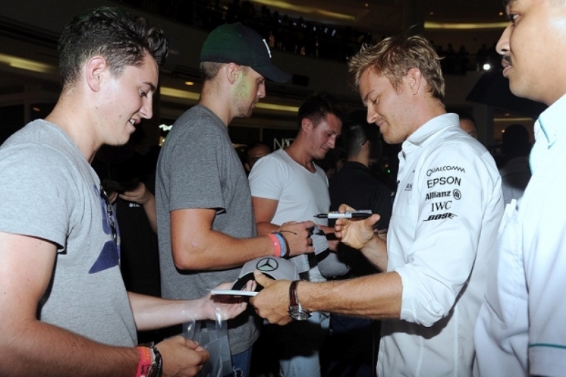Rosberg dan Hamilton luangkan masa bersama sama peminat