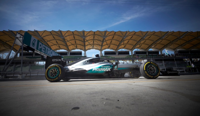 Hamilton scorches to record Malaysia GP pole