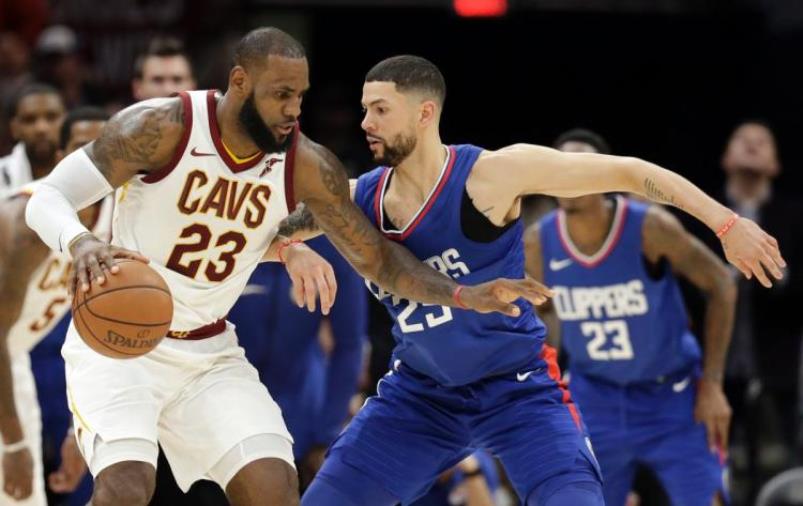 James shines as Cavs win, Spurs rally stuns Thunder