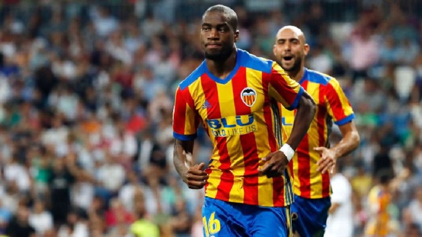 Record-breaking Valencia maintain Barca chase