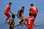 Pemain Hoki Putra Thailand, Chakan (kiri) ditempel ketat pemain Hoki Putra Malaysia, Syed Cholan saat bertanding dalam babak penyisihan grup Hoki Putra Asian Games 2018 di Lapangan Hoki, Komplek Gelora Bung Karno, Jakarta