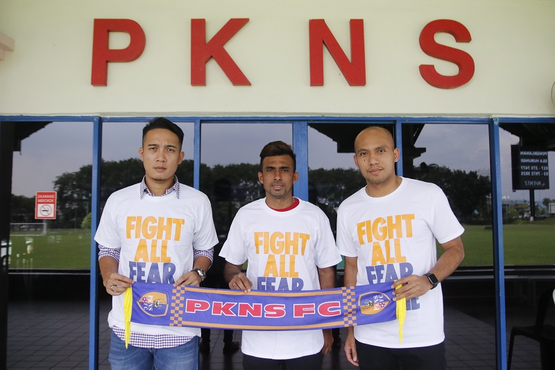 Mahali, Shahrom dan R Surendran sarung jersi The Red Ants