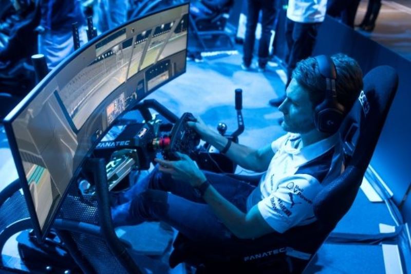 Fanatec and BMW launch new steering wheel for real-world and