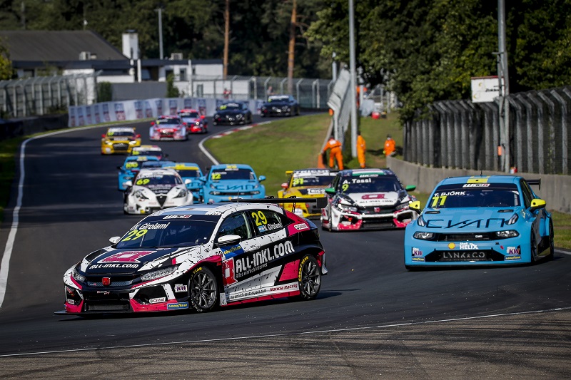 Civic Type R TCR leads WTCR standings into Portuguese street fight