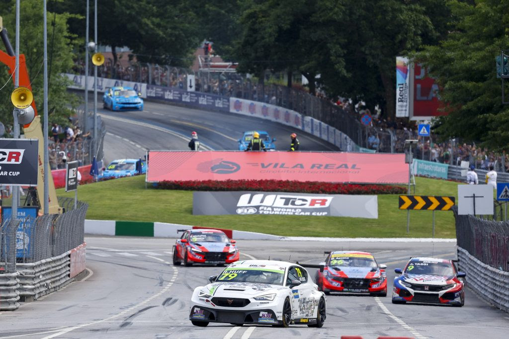 Civic Type R TCR leads WTCR standings into Portuguese street fight