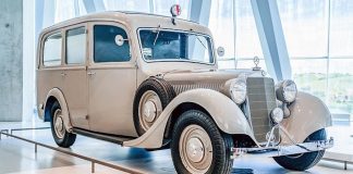 Without blue flashing lights and siren: Mercedes-Benz 320 ambulance of 1937