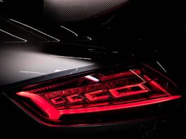A world first on the Audi Q9: digital OLED panel with a curved design
